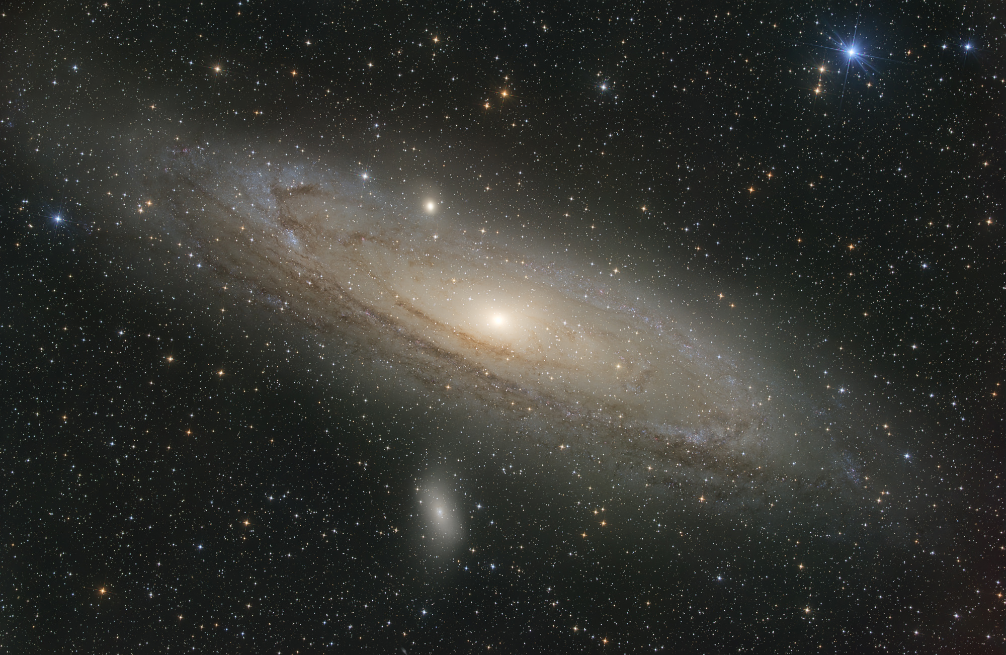 Die Andromeda Galaxie, Messier 31 ist die unserer Milchstraße nächstgelegene Spiralgalaxie, rund 2,5 Millionen Lichtjahre entfernt. Sie befindet sich im namensgebenden Sternbild Andromeda und ist das entfernteste Objekt, das unter guten Bedingungen ohne technische Hilfsmittel mit bloßem Auge beobachtet werden kann. Die kleine Galaxie links unterhalb Andromeda ist Messier 110.
